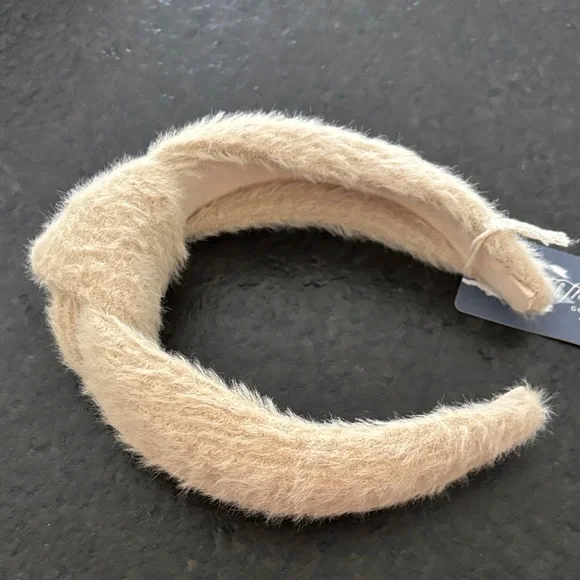 Universal Thread Cream Fuzzy Accessory - Picture 4 of 4